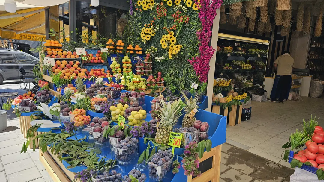 Mavi tezgâhta erik, ananas ve mevsim meyveleri