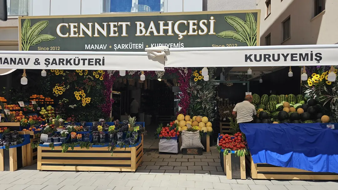 Cennet Bahçesi'nin cephesi — geldiğinizde göreceğiniz görüntü