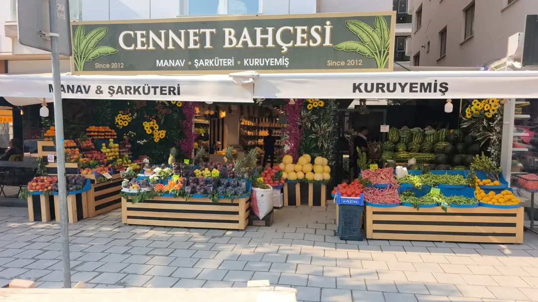 Dükkânın yeşil tabelası: Cennet Bahçesi — Manav, Şarküteri, Kuruyemiş